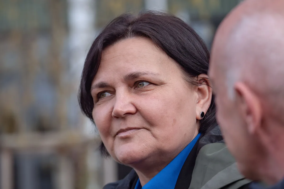 Die Kommunikationsfachfrau und Fotografin Nataliia Kulai gibt alles, damit die Geschehnisse in der Ukraine nicht in Vergessenheit geraten. Eine Frau blickt nachdenklich in die Weite.